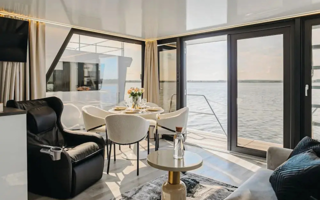 HT Houseboats