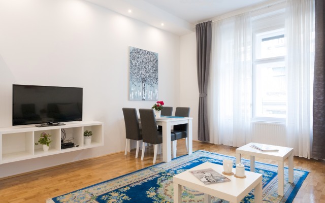 Bright and Spacious Apartment in the City Center!