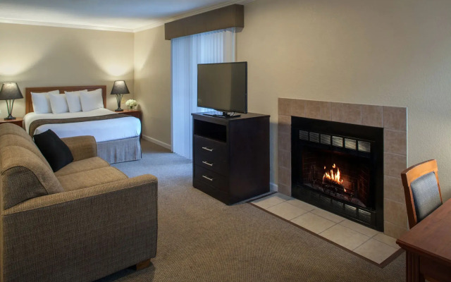 Cloverleaf Suites Kansas City - Overland Park