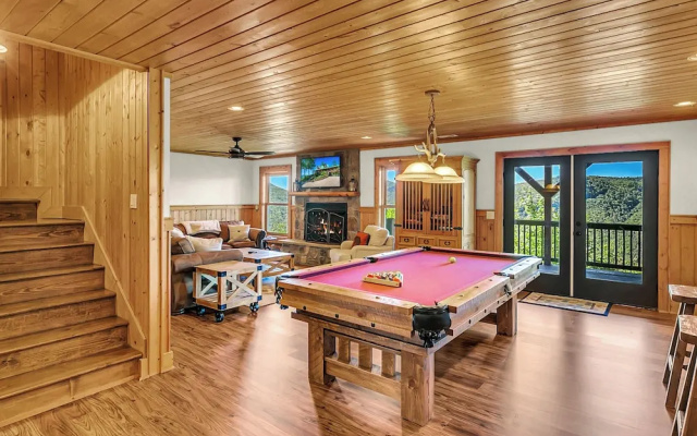 4 Mi to Sapphire Ski! Mtn-view Cabin w/ Deck