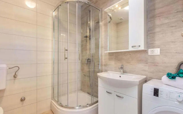 Charming Villa in Dramalj with Hot Tub
