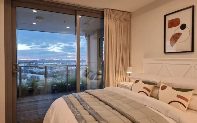 Luxe Apt w Harbour-Sunset Views -Parking