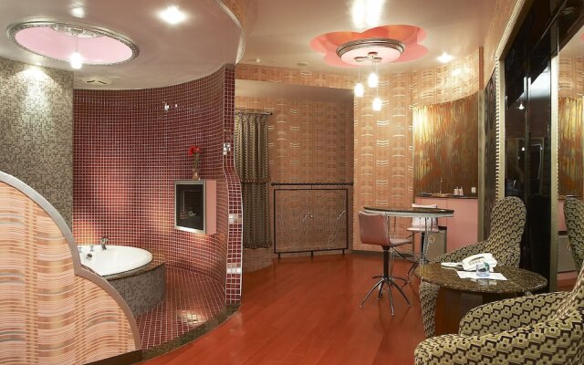 Royal Group Motel Nan Tse Branch