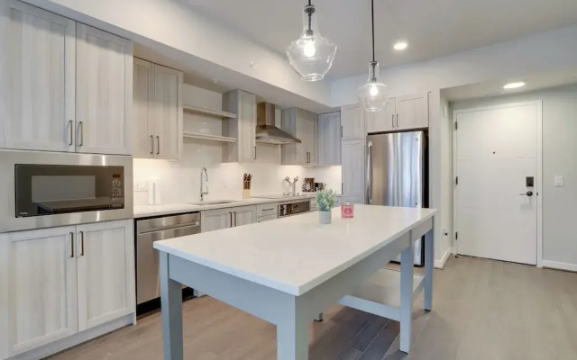 Bright Apartment with Great Amenities
