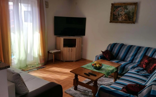 Family friendly apartments with a swimming pool Pula - 7610