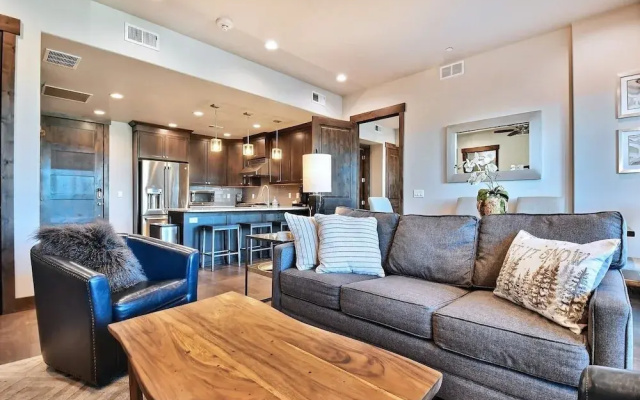 Blackstone Beauty 2 Bedroom Condo by RedAwning