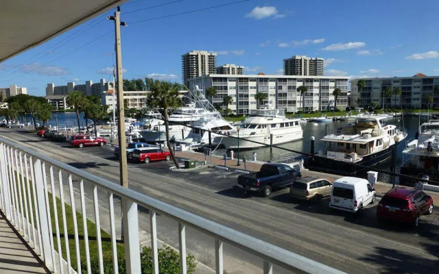 Camelot Waterfront Inn