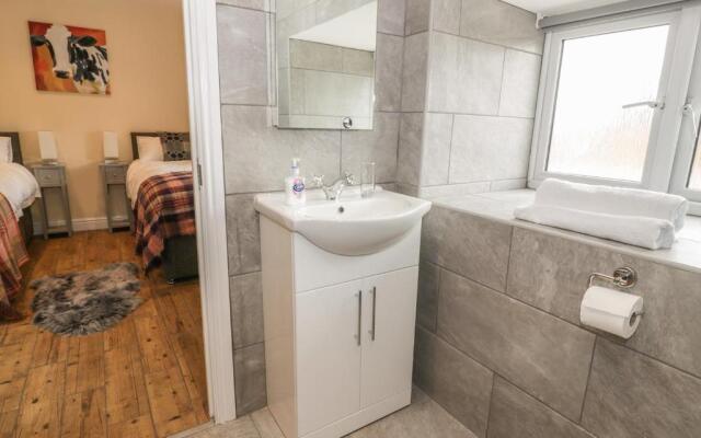 Rhianwen, Plas Moelfre Hall Barns
