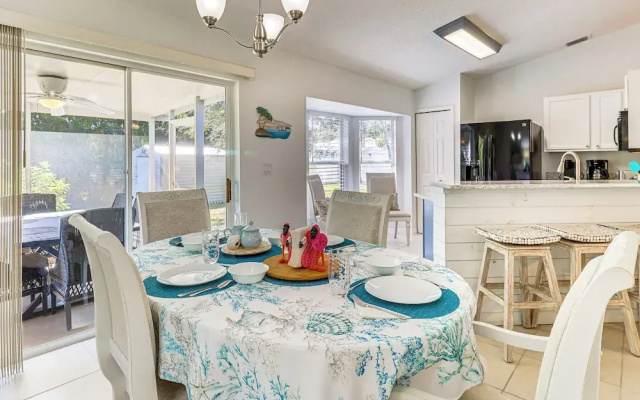 Private Yard & Screened Patio: Sunny Sebastian Gem