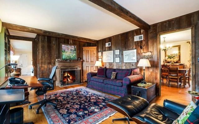 Bedford Big House w Heated Pool & Hot Tub on 4 Acres! Perfect Place to Social Distance and Stay Safe. Super-host Support, Check out our Reviews!
