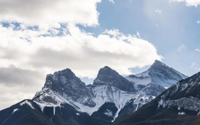 The Norquay, Pet-Friendly 2 Bed with Mtn View