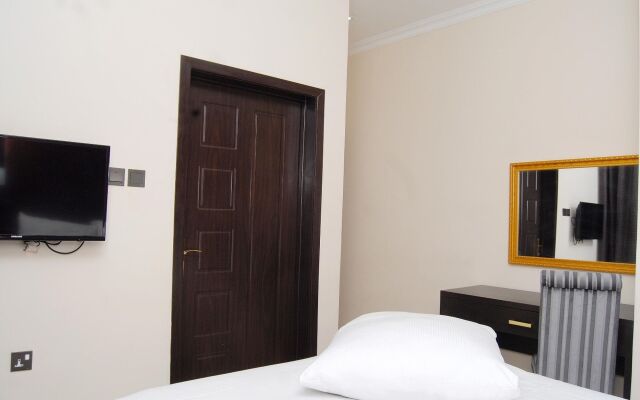 Kings Celia Hotel & Suites