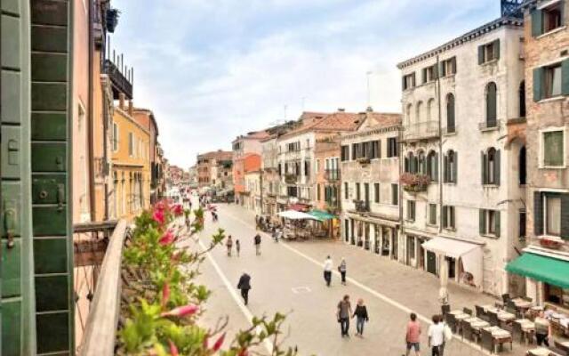 Biennale APT Balcony