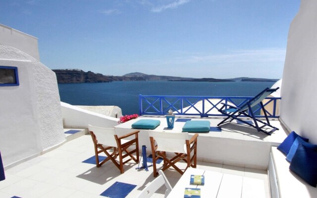 Blu Bianco Cave House