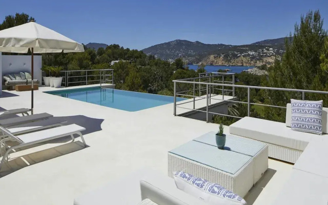 Exquisite Villa With Parking Space