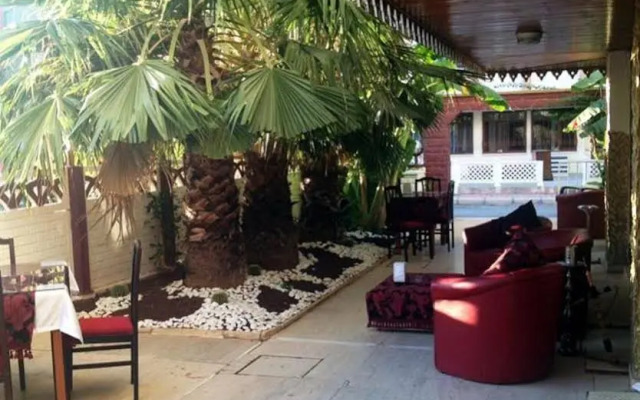 Queen RA Hotel