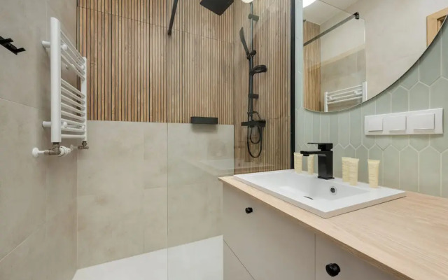 Legnicka Modern Apartment by Renters