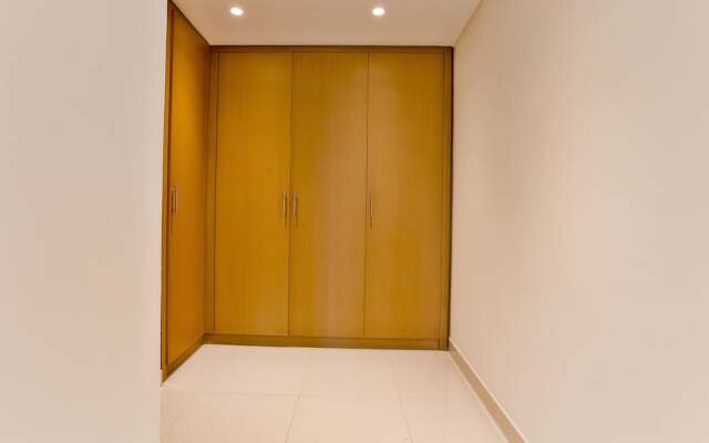 Luxury StayCation - Huge 2 Bedroom Lav