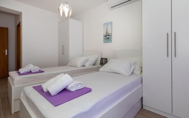 Nice Apartment in Komarna With Wifi and 3 Bedrooms