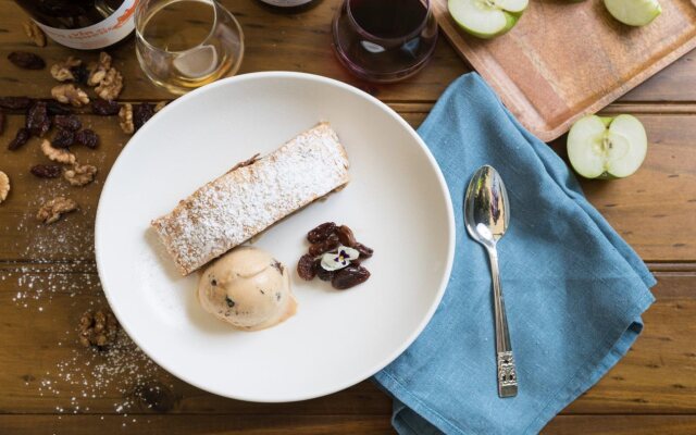 Cairns Harbourside Hotel