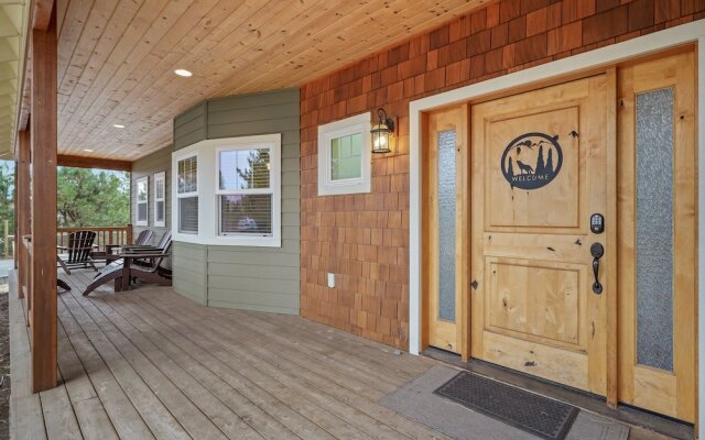 Spacious Five Peaks Home with Soaking Tub and BBQ by RedAwning