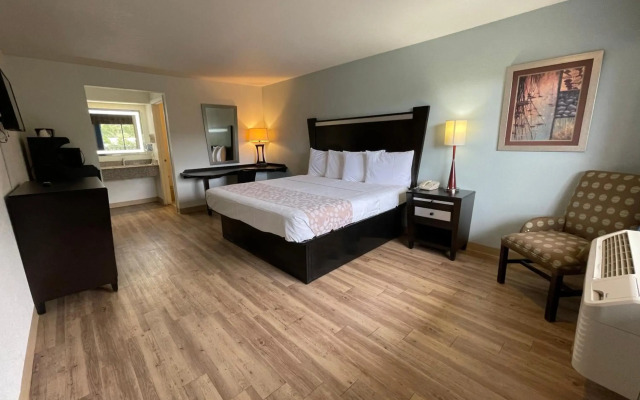 Tricove Inn & Suites