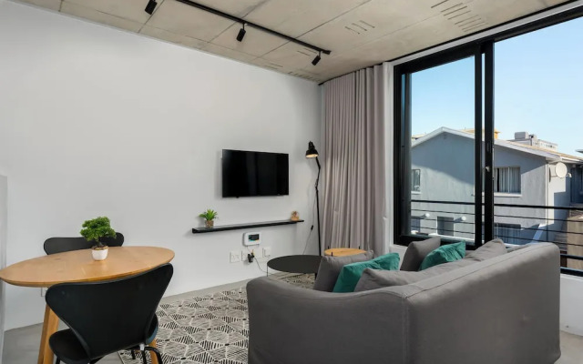 Secure Studio, Sea Point Gem Near Promenade!