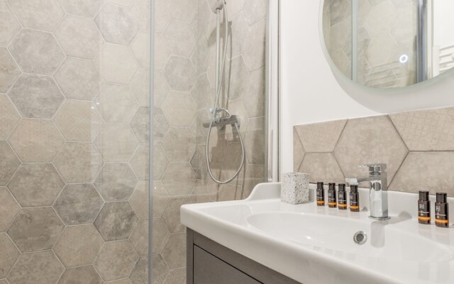 Edgar Suites Spacious Apartment Martyrs