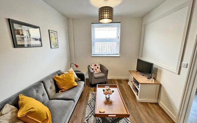 Immaculate 2-bed Apartment Town Centre