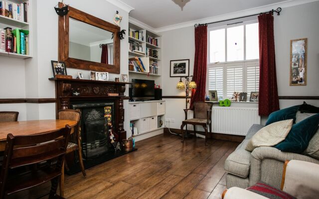 3 Bedroom Apartment Sleeps 6 in Dalston