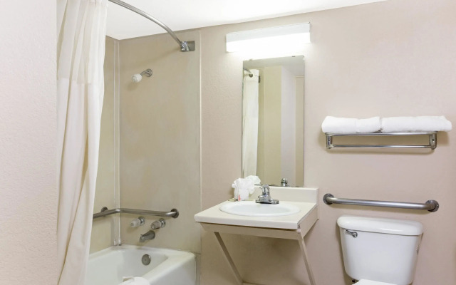 Super 8 Longview/North