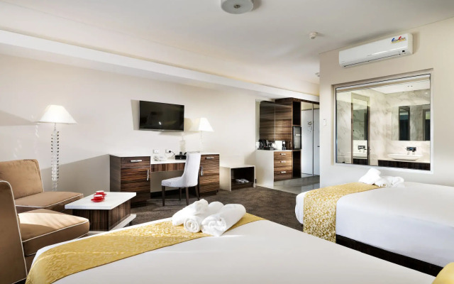 Swan River Hotel
