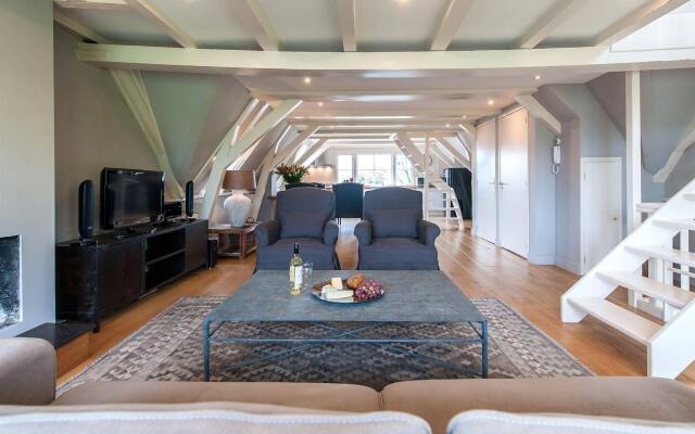 Prince Canalhouse Apartment Suites