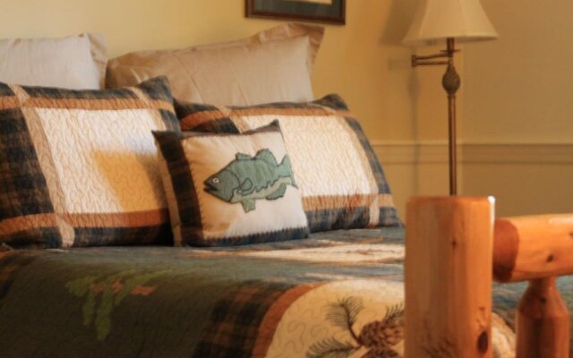 Edgewater Inn & Riverside Grill