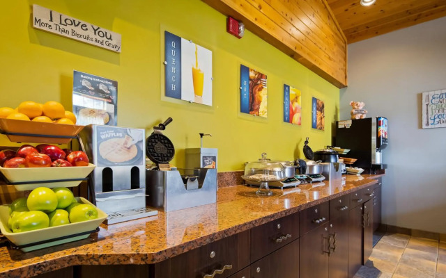 White Pines Inn & Suites