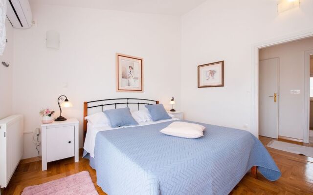 Spacious Chic Residence