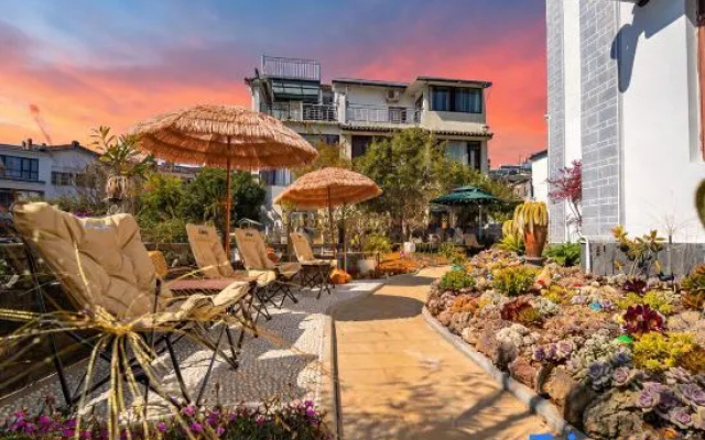 Xian Cottage | Flower Admiring Lakeside Villa Courtyard Homestay (Tengyue Ancient Town Branch)