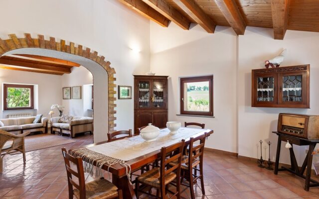 Delightful Villa in Varano with Fireplace
