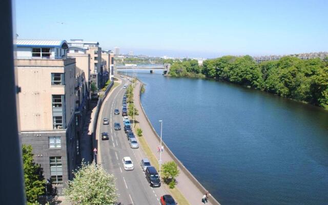 Executive Riverside 3 Bed Apartment