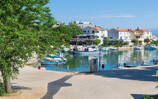 Alluring Apartment in Vantacici Amid the Sea