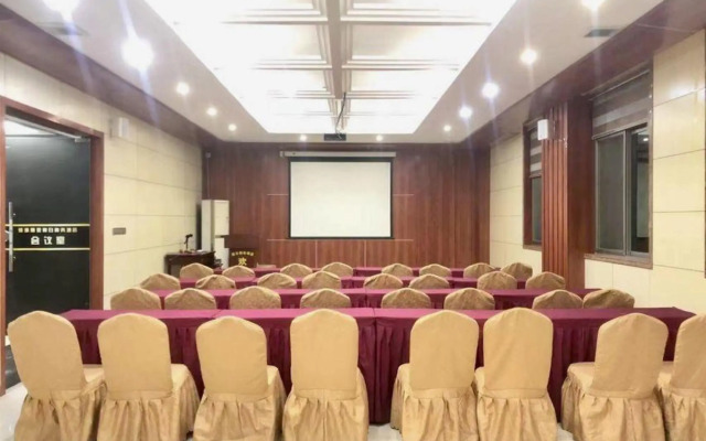 Jieyang Victoria Holiday Business Hotel