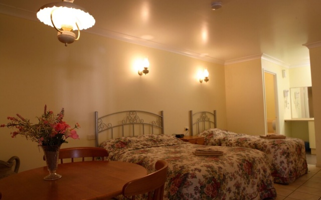 Bottlebrush Motel – Guest Rooms – Capella