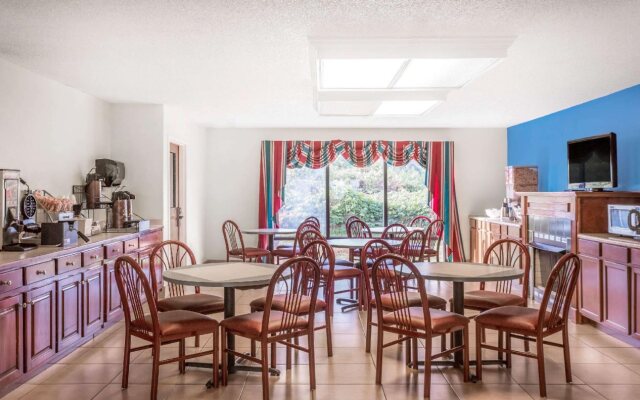 Super 8 By Wyndham Tallapoosa