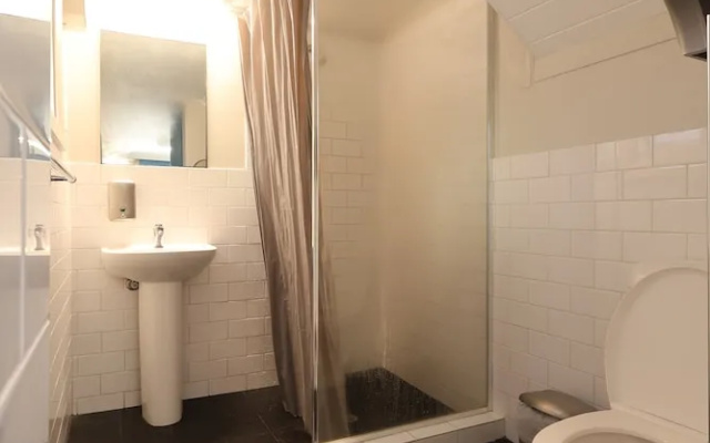 Emu Backpackers Perth - note - Valid Passport required for check in – Bathroom – Perth