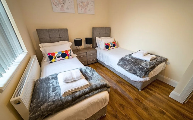 Heathrow Clean 2Bedroom Apt with Parking