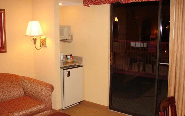 Econo Lodge Inn & Suites