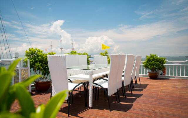 Signature Halong Cruise