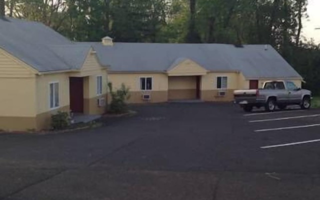 Colonial Village Motel
