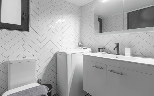 Phaedrus Living: Lykavitos Heights Studio
