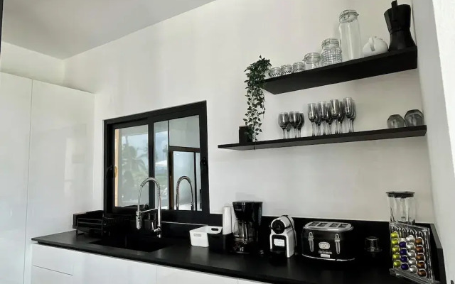 Casa Black and White. Vista al Mar